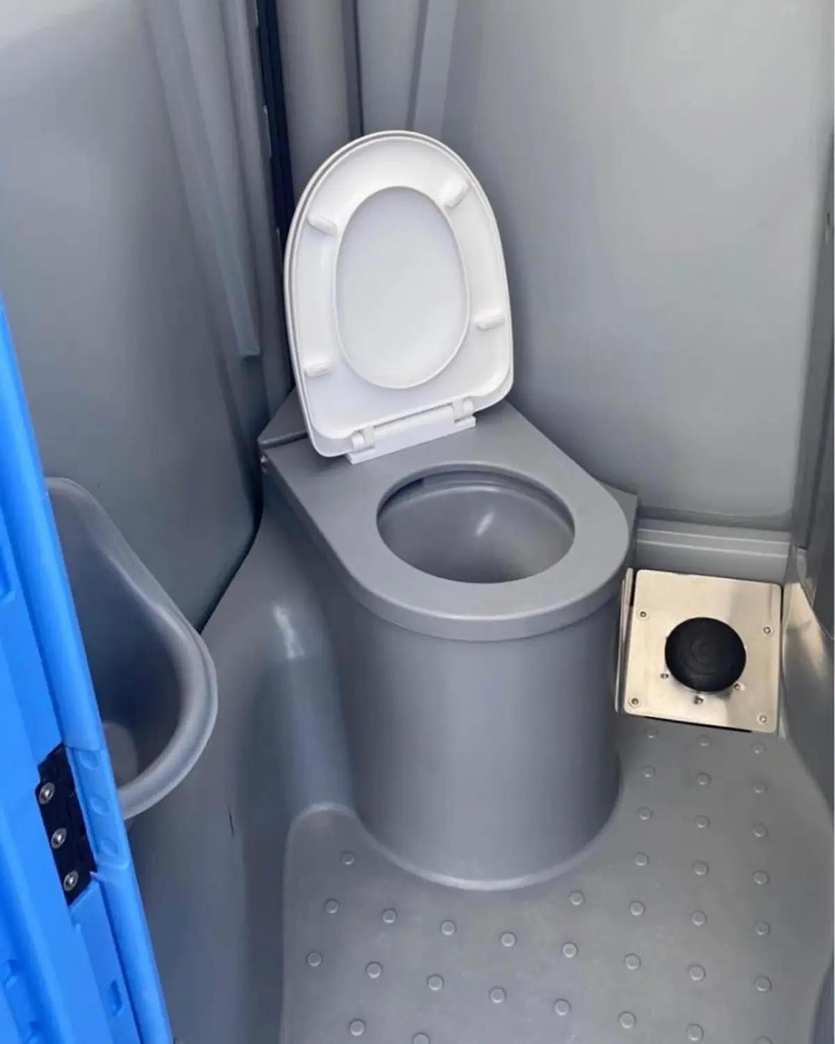 Toilet seat in a flushing unit with the rinse port at the back of the bowl